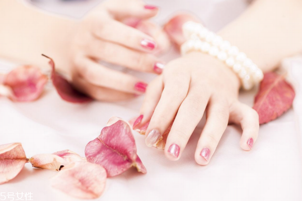 指甲油什么顏色更顯手白 涂完心情立馬放晴 指甲油什么顏色更顯手白 涂完心情立馬放晴