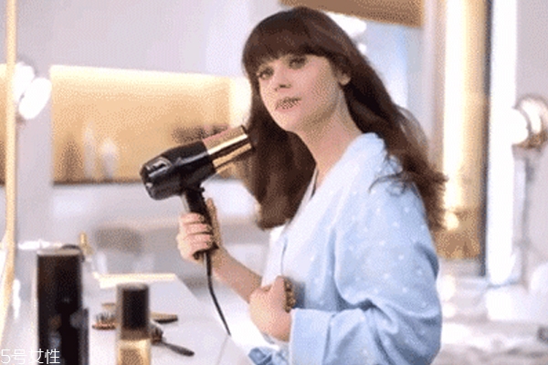 燙發(fā)后怎么吹頭發(fā) 2種吹法各有優(yōu)點 燙發(fā)后怎么吹頭發(fā) 2種吹法各有優(yōu)點