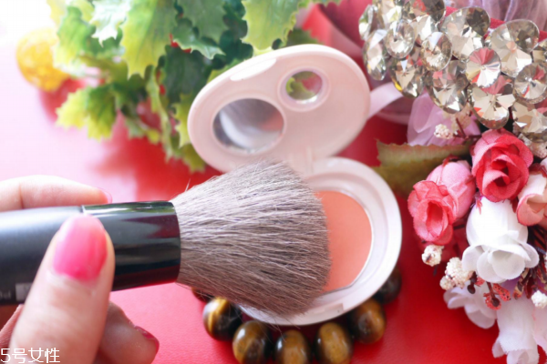 腮紅哪款好不脫妝 再累也要有好氣色 腮紅哪款好不脫妝 再累也要有好氣色