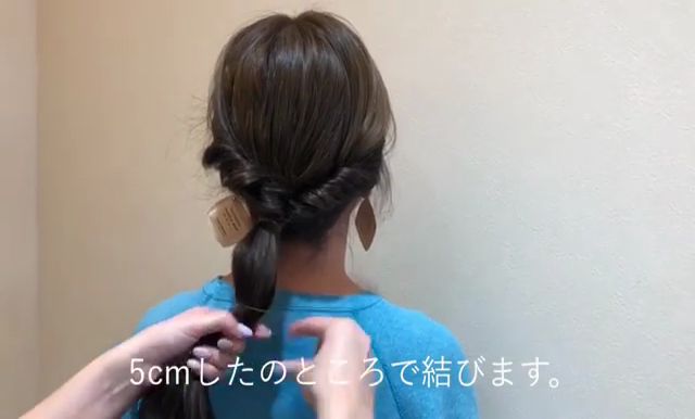 女生長(zhǎng)發(fā)低馬尾發(fā)型怎么扎 女生長(zhǎng)發(fā)低馬尾發(fā)型怎么扎