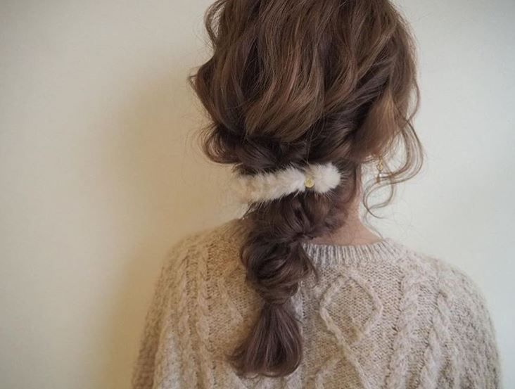 女生長(zhǎng)發(fā)低馬尾發(fā)型怎么扎 女生長(zhǎng)發(fā)低馬尾發(fā)型怎么扎