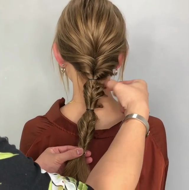 女生長(zhǎng)發(fā)低馬尾發(fā)型怎么扎 女生長(zhǎng)發(fā)低馬尾發(fā)型怎么扎