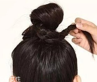 發(fā)量少怎么扎丸子頭 4步打造圓潤后腦勺 發(fā)量少怎么扎丸子頭 4步打造圓潤后腦勺