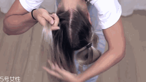 發(fā)量少怎么扎丸子頭 4步打造圓潤后腦勺 發(fā)量少怎么扎丸子頭 4步打造圓潤后腦勺