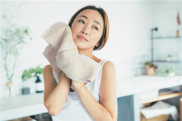 秋冬臉干怎么護理 拯救換季干枯肌 秋冬臉干怎么護理 拯救換季干枯肌