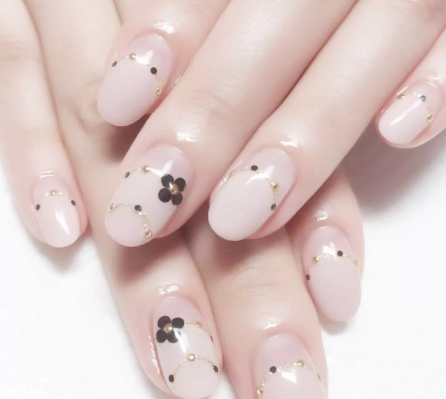 顯手白的裸色美甲圖片 這幾款大方時髦有氣質(zhì) 顯手白的裸色美甲圖片 這幾款大方時髦有氣質(zhì)