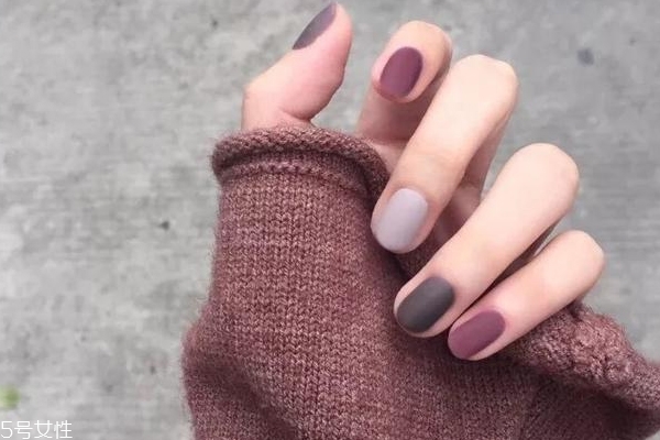秋冬跳色美甲圖片 這幾款落落大方很溫暖 秋冬跳色美甲圖片 這幾款落落大方很溫暖