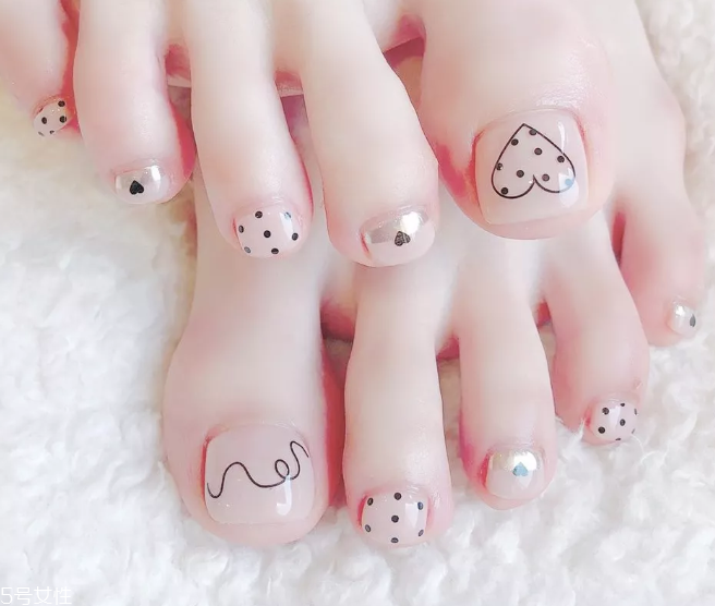 可愛(ài)波點(diǎn)美甲圖片 這幾款自帶減齡效果 可愛(ài)波點(diǎn)美甲圖片 這幾款自帶減齡效果