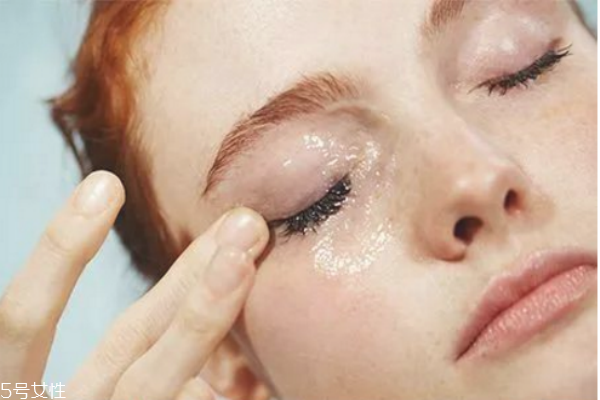 油痘皮適合的護(hù)膚品 油痘肌秋冬護(hù)膚品推薦 油痘皮適合的護(hù)膚品 油痘肌秋冬護(hù)膚品推薦