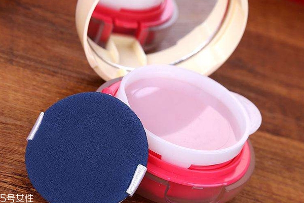 氣墊腮紅使用方法 2技巧完美避免結(jié)塊 氣墊腮紅使用方法 2技巧完美避免結(jié)塊