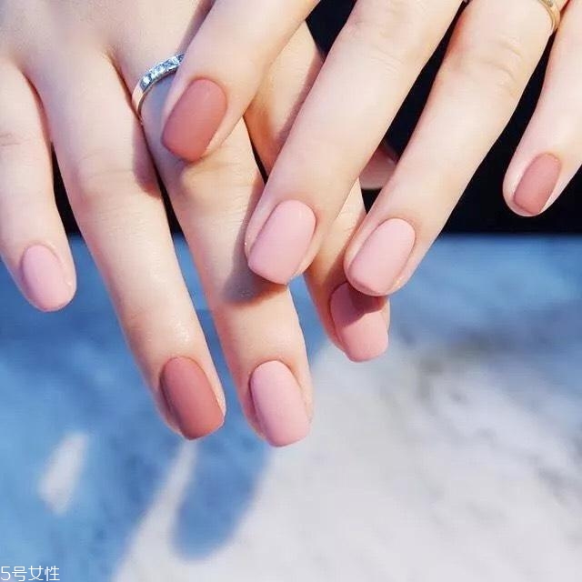 秋冬跳色美甲圖片 這幾款落落大方很溫暖 秋冬跳色美甲圖片 這幾款落落大方很溫暖