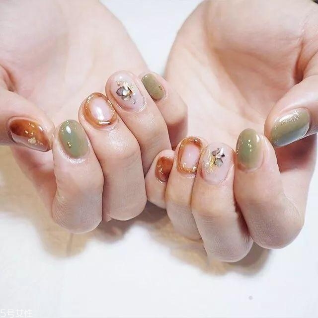 新款琥珀美甲圖片 這幾款讓指尖瞬間高大上 新款琥珀美甲圖片 這幾款讓指尖瞬間高大上