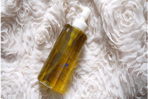 皮膚油用什么卸妝產(chǎn)品 油性皮膚用這些卸妝產(chǎn)品好 皮膚油用什么卸妝產(chǎn)品 油性皮膚用這些卸妝產(chǎn)品好