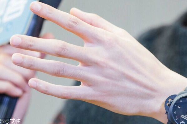 冬天手很粗糙怎么辦 學(xué)會4招保持滑嫩 冬天手很粗糙怎么辦 學(xué)會4招保持滑嫩