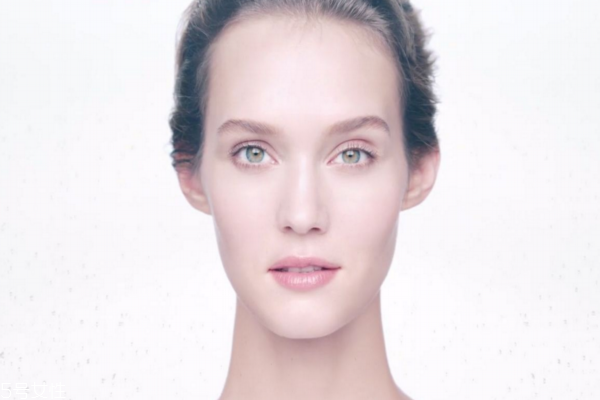 怎樣化妝使臉皮膚變白 天生皮膚偏黑的人這樣化妝 怎樣化妝使臉皮膚變白 天生皮膚偏黑的人這樣化妝