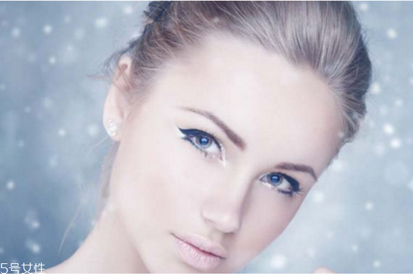 怎樣化妝使臉皮膚變白 天生皮膚偏黑的人這樣化妝 怎樣化妝使臉皮膚變白 天生皮膚偏黑的人這樣化妝