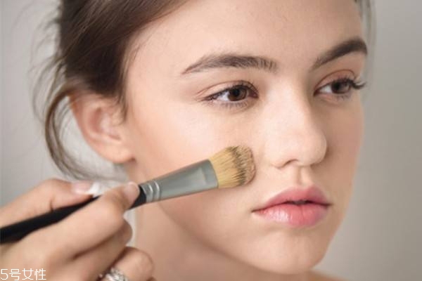 遮瑕膏和素顏霜的區(qū)別 2者效果不同 遮瑕膏和素顏霜的區(qū)別 2者效果不同