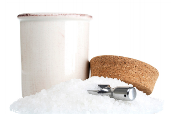 鹽水洗臉是用食用鹽嗎 用淡鹽水洗臉的小妙招 鹽水洗臉是用食用鹽嗎 用淡鹽水洗臉的小妙招