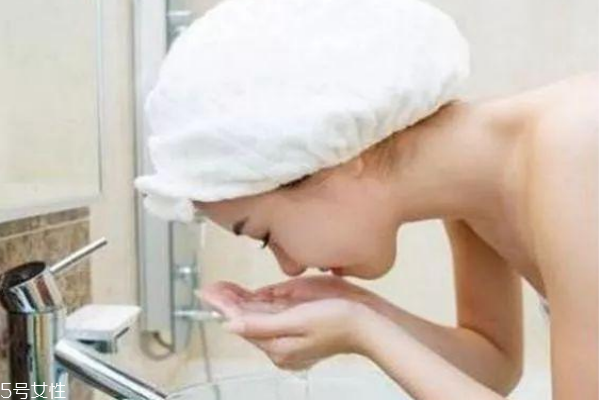 鹽水洗臉后能敷面膜嗎 鹽水洗臉后要清水沖洗 鹽水洗臉后能敷面膜嗎 鹽水洗臉后要清水沖洗