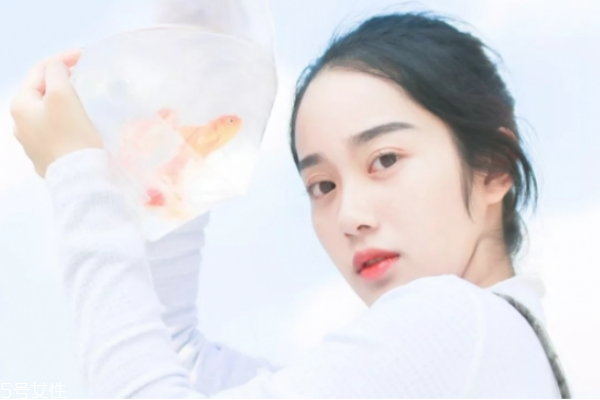 用鹽水洗臉后用潔面乳嗎 教你如何用鹽水洗臉 用鹽水洗臉后用潔面乳嗎 教你如何用鹽水洗臉