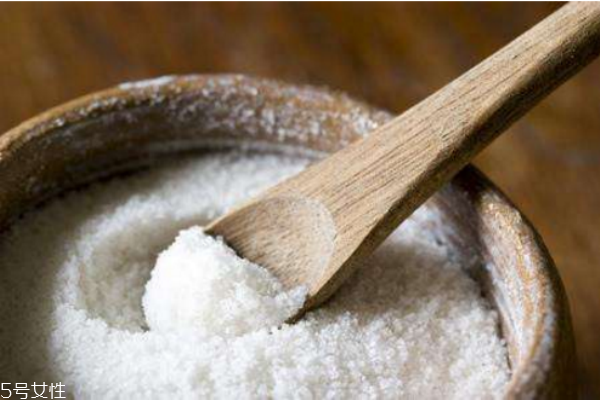 用鹽水洗臉后用潔面乳嗎 教你如何用鹽水洗臉 用鹽水洗臉后用潔面乳嗎 教你如何用鹽水洗臉