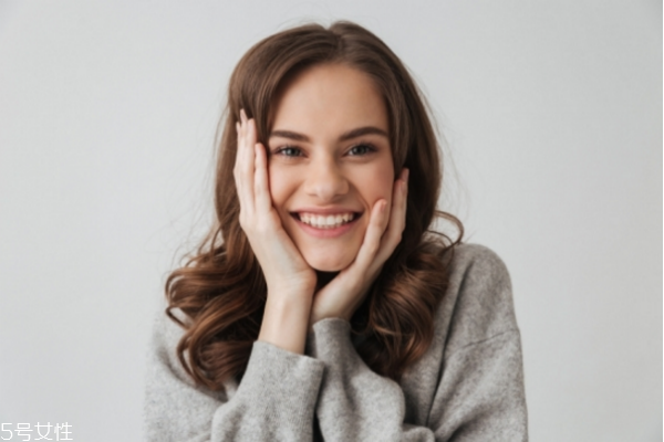 臉上過敏可以用鹽水嗎 用鹽洗臉后臉火辣辣的原因 臉上過敏可以用鹽水嗎 用鹽洗臉后臉火辣辣的原因