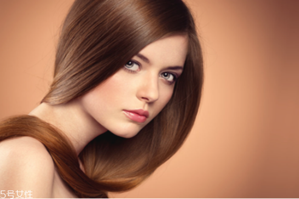 浴鹽可以洗頭嗎 用鹽洗頭發(fā)有什么好處 浴鹽可以洗頭嗎 用鹽洗頭發(fā)有什么好處