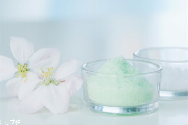 浴鹽可以泡澡嗎 浴鹽泡澡的正確使用方法 浴鹽可以泡澡嗎 浴鹽泡澡的正確使用方法