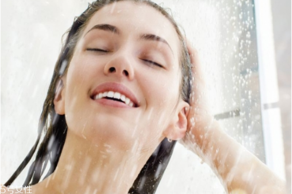 冬天用什么泡澡好 冬天洗澡誤區(qū)必須警惕 冬天用什么泡澡好 冬天洗澡誤區(qū)必須警惕