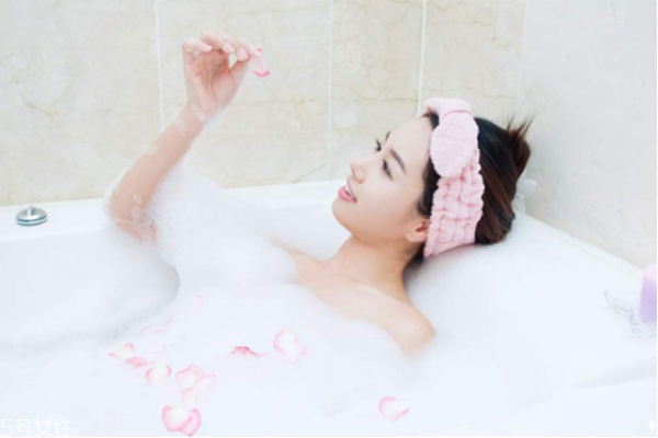 冬天用什么泡澡好 冬天洗澡誤區(qū)必須警惕 冬天用什么泡澡好 冬天洗澡誤區(qū)必須警惕