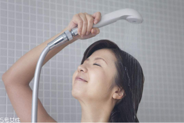 冬天用什么泡澡好 冬天洗澡誤區(qū)必須警惕 冬天用什么泡澡好 冬天洗澡誤區(qū)必須警惕