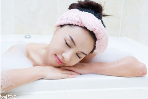 冬天用什么泡澡好 冬天洗澡誤區(qū)必須警惕 冬天用什么泡澡好 冬天洗澡誤區(qū)必須警惕