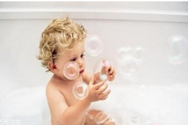 嬰兒冬天洗澡水溫多少合適 寶寶冬天洗澡室內(nèi)溫度 嬰兒冬天洗澡水溫多少合適 寶寶冬天洗澡室內(nèi)溫度