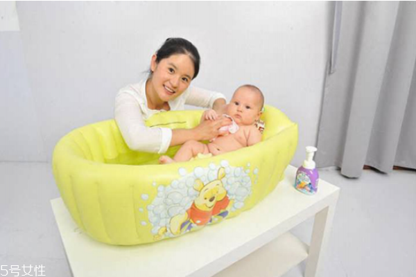 嬰兒冬天多久洗一次澡 冬季洗澡的正確方法 嬰兒冬天多久洗一次澡 冬季洗澡的正確方法
