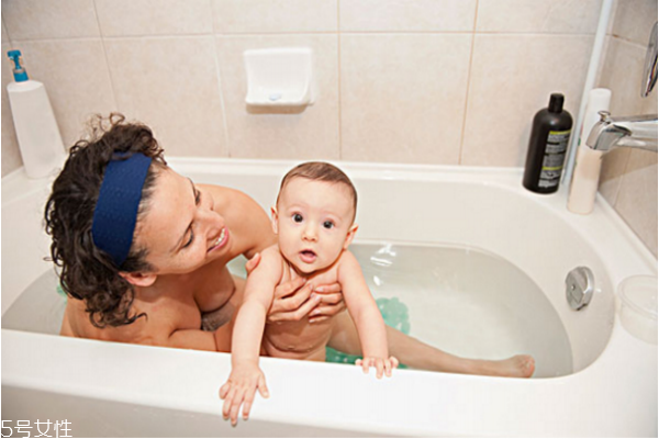 嬰兒冬天多久洗一次澡 冬季洗澡的正確方法 嬰兒冬天多久洗一次澡 冬季洗澡的正確方法