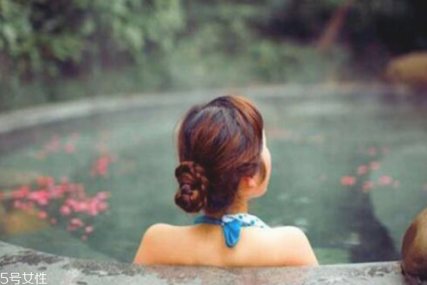 夏天泡溫泉好還是冬天泡溫泉好 泡溫泉泡太久的危害 夏天泡溫泉好還是冬天泡溫泉好 泡溫泉泡太久的危害