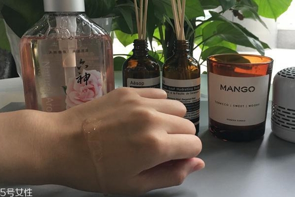 六神沐浴露可以洗頭嗎 恐怕會越洗越油膩 六神沐浴露可以洗頭嗎 恐怕會越洗越油膩