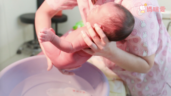 新生兒洗澡步驟圖解 新手爸媽必修課 新生兒洗澡步驟圖解 新手爸媽必修課