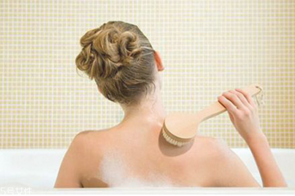 冬天用什么泡澡好 冬天洗澡誤區(qū)必須警惕 冬天用什么泡澡好 冬天洗澡誤區(qū)必須警惕