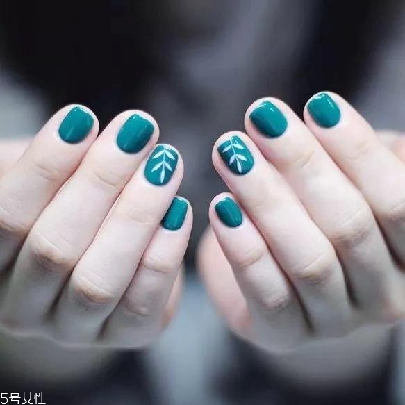 藍綠色美甲適合冬天嗎 6款秋冬藍綠色美甲