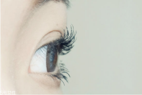 刷睫毛膏有什么壞處 經(jīng)常涂睫毛膏的危害 刷睫毛膏有什么壞處 經(jīng)常涂睫毛膏的危害