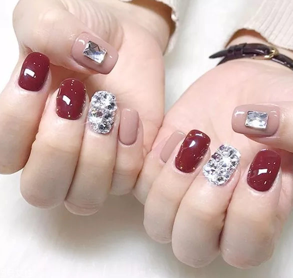 5種性感酒紅美甲款式 最經(jīng)典的顯手白顏色 5種性感酒紅美甲款式 最經(jīng)典的顯手白顏色