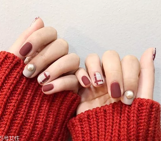 5種性感酒紅美甲款式 最經(jīng)典的顯手白顏色 5種性感酒紅美甲款式 最經(jīng)典的顯手白顏色