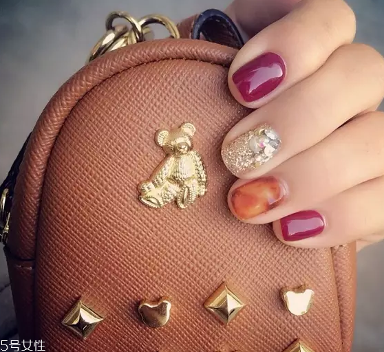 5種性感酒紅美甲款式 最經(jīng)典的顯手白顏色 5種性感酒紅美甲款式 最經(jīng)典的顯手白顏色