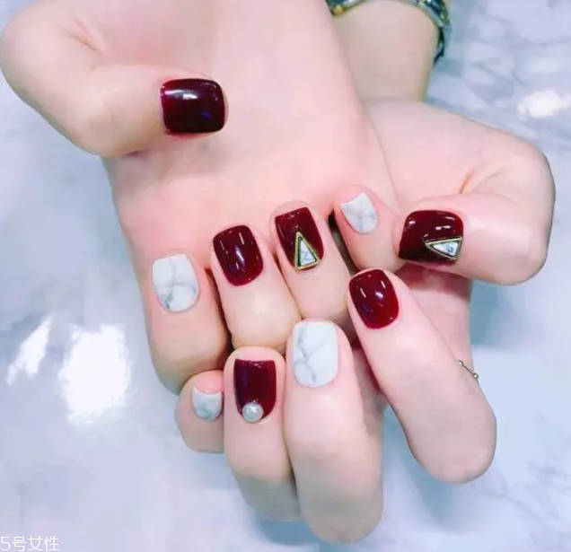 5種性感酒紅美甲款式 最經(jīng)典的顯手白顏色 5種性感酒紅美甲款式 最經(jīng)典的顯手白顏色