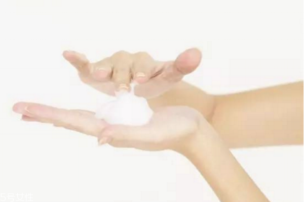 洗臉有哪些誤區(qū) 洗臉的正確方法 洗臉有哪些誤區(qū) 洗臉的正確方法