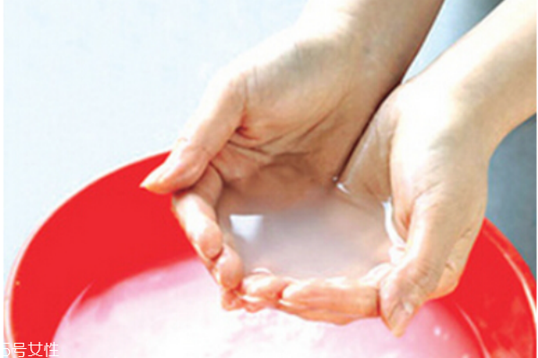 淘米水洗臉多久洗一次 用淘米水洗臉的好處 淘米水洗臉多久洗一次 用淘米水洗臉的好處