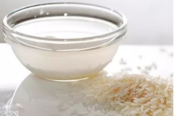 淘米水洗臉可以祛斑嗎 每天用淘米水洗臉好處多多 淘米水洗臉可以祛斑嗎 每天用淘米水洗臉好處多多
