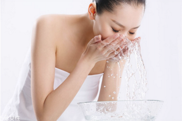 淘米水洗臉可以用洗面奶嗎 淘米水洗臉的危害 淘米水洗臉可以用洗面奶嗎 淘米水洗臉的危害