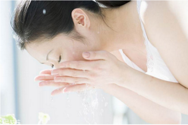 用什么洗臉可以祛痘 洗臉水加什么祛痘 用什么洗臉可以祛痘 洗臉水加什么祛痘